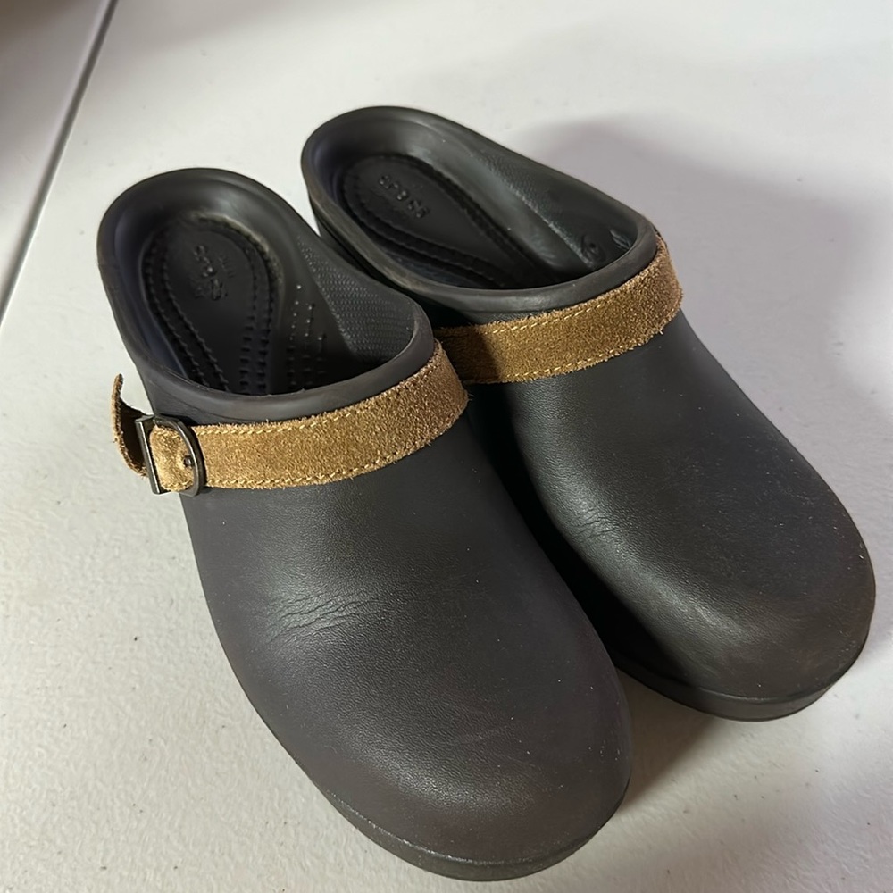 Crocs Sarah Cobbler Heel in Brown